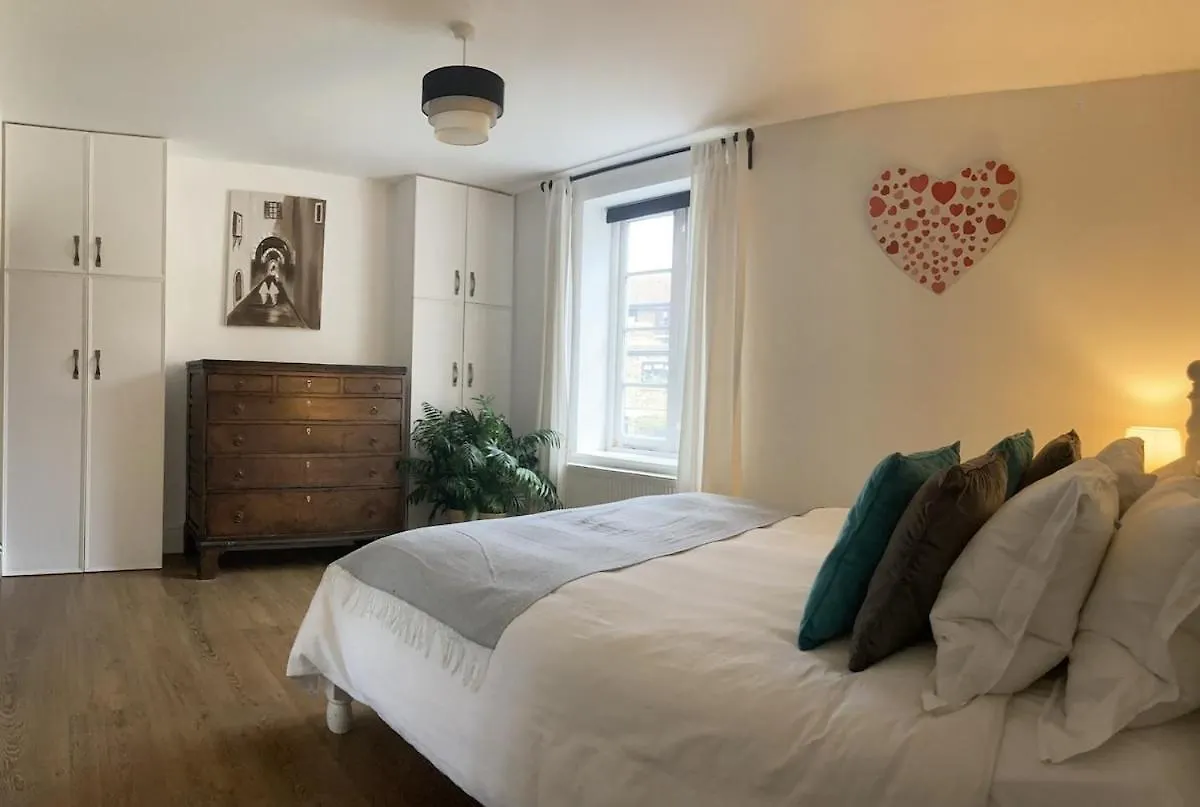 Spacious 4 Bed House, Near The Beach Brighton