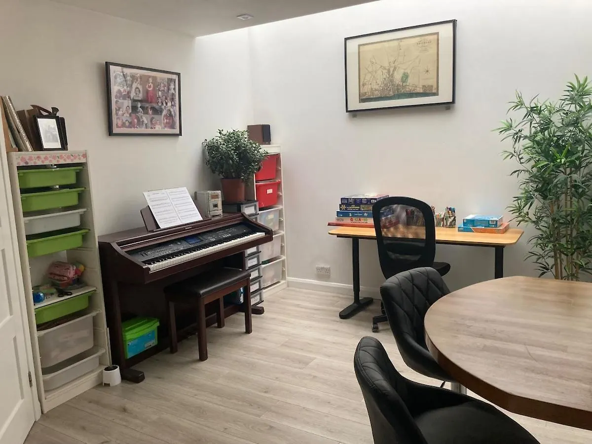Spacious 4 Bed House, Near The Beach Brighton