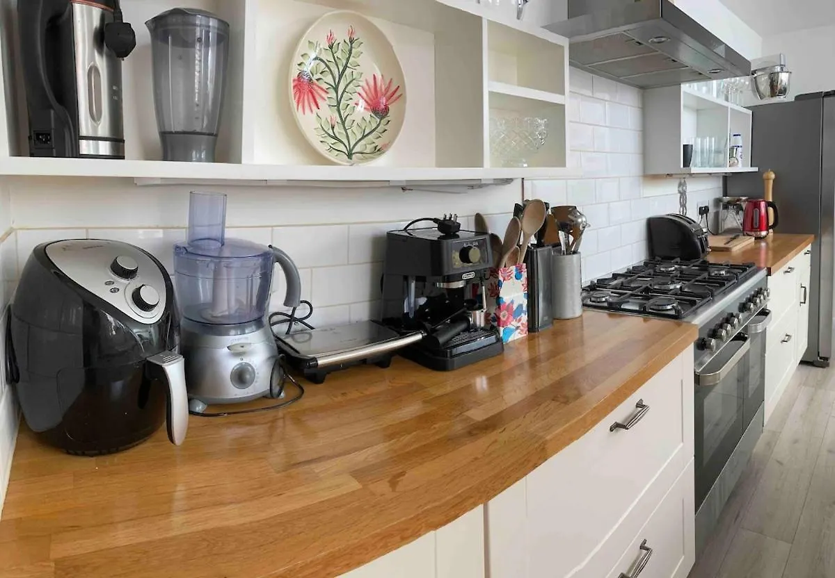 Spacious 4 Bed House, Near The Beach Brighton Holiday home