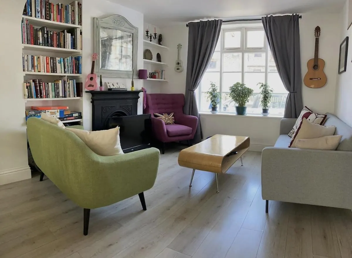 Spacious 4 Bed House, Near The Beach Brighton 0*,  United Kingdom