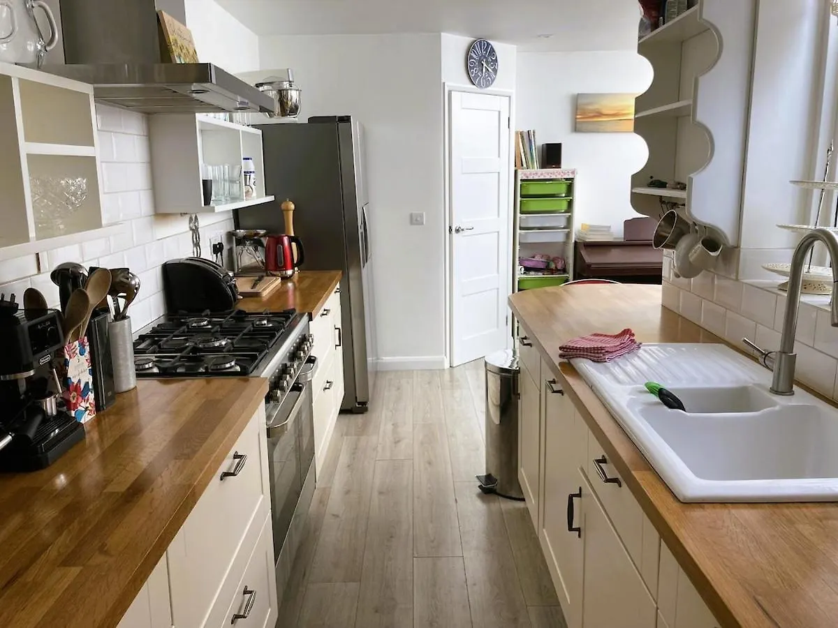 Spacious 4 Bed House, Near The Beach Brighton