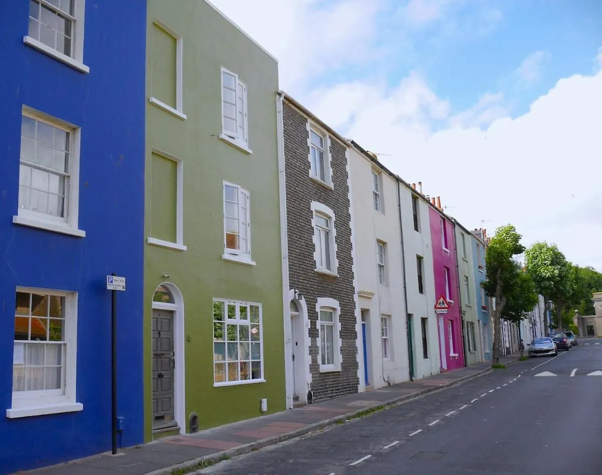 Spacious 4 Bed House, Near The Beach Brighton